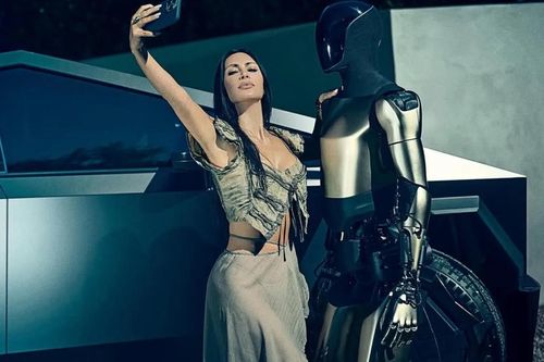 Kim Kardashian gây tranh cãi khi tạo dáng cùng xe Cybertruck và robot Optimus của Tesla