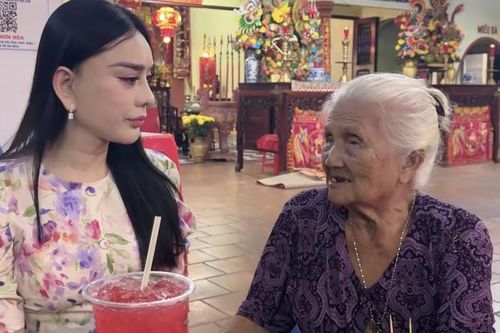 Lâm Khánh Chi thăm nghệ sĩ Hồng Sáp, hứa hỗ trợ tiền sinh hoạt mỗi tháng