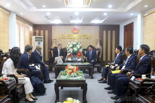 Chủ tịch UBND tỉnh tiếp Đại sứ đặc mệnh toàn quyền Cộng hòa Pháp