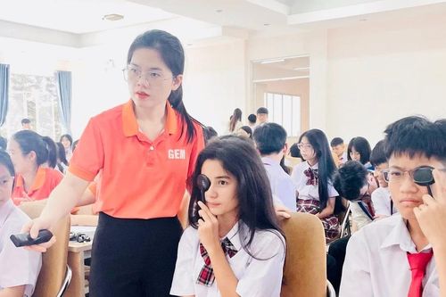 Pleiku: Gần 150 học sinh được khám tầm soát và kiểm soát cận thị học đường