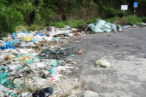 Bỏ rác bừa bãi ra bãi đậu xe