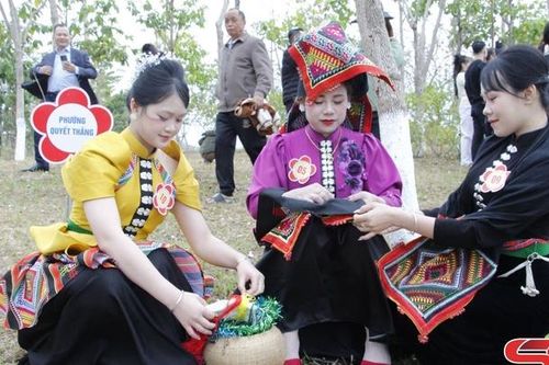 Nét đẹp cuộc thi thêu khăn Piêu