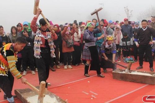Độc đáo thi giã bánh dày và múa khèn ở Ngày hội Hoa sơn tra