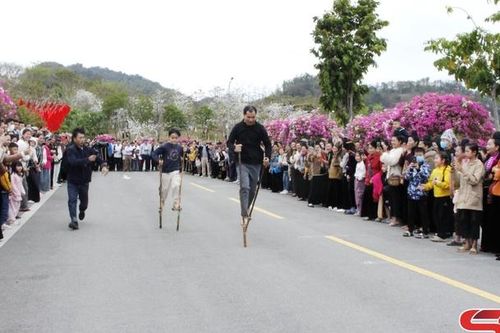 Sôi động các môn thể thao dân tộc tại Lễ hội Hoa ban