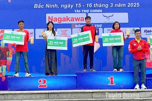 Vận động viên Trần Tư Pháp đoạt giải nhì Giải chạy Bắc Ninh Legacy Marathon
