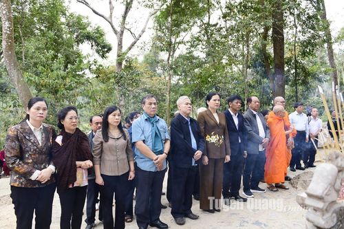 Đoàn đại biểu Quốc hội tỉnh Sóc Trăng thăm Khu di tích Quốc gia đặc biệt Tân Trào