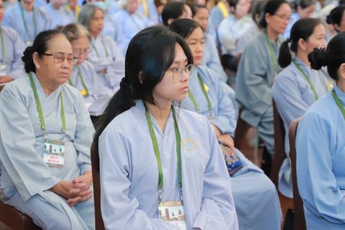 Phật tử về Việt Nam Quốc Tự tham dự khóa tu Ngày an lạc
