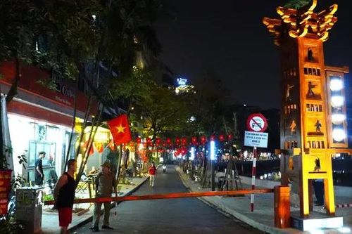 Phố đi bộ hồ Ngọc Khánh tồn tại nhiều vi phạm