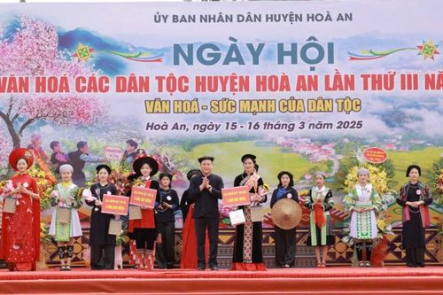 Nông Thanh Tú đoạt danh hiệu 'Người đẹp trang phục dân tộc' huyện Hòa An