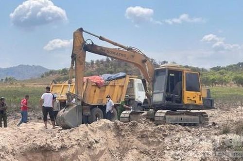 Một tài xế xe tải bị cần máy múc va trúng đầu tử vong