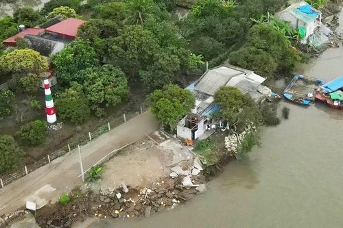 Những ngôi nhà 'bám víu' mỏm đất ven sông, nguy cơ bị dòng nước nuốt chửng