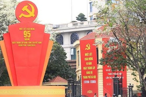 Thủ đô rực rỡ cờ, hoa chào mừng 95 năm Ngày thành lập Đảng bộ thành phố