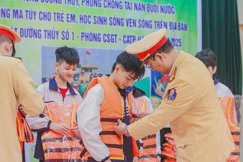 Tặng bà con sinh sống ven sông Hồng áo phao