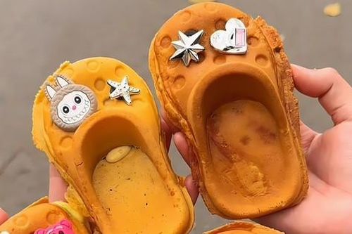 'Ăn dép' là có thật: Món bánh hình dép khiến giới trẻ phát sốt, viral quốc tế