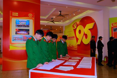 Triển lãm kỷ niệm 95 năm thành lập Đảng bộ thành phố Hà Nội