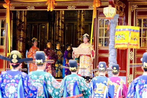 Vua Minh Mệnh tổ chức lại bộ máy chính quyền địa phương như thế nào?