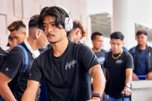 Tuyển Campuchia mặc đẹp khi di chuyển sang Việt Nam