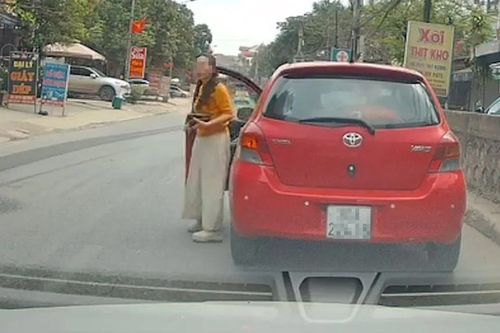 Nữ tài xế bất ngờ dừng ôtô giữa đường ở Hà Nội