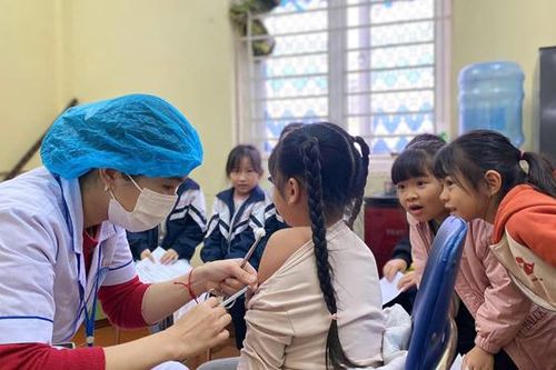 Kiến nghị nâng lương cho bác sĩ mới ra trường: Bộ Y tế nói gì?