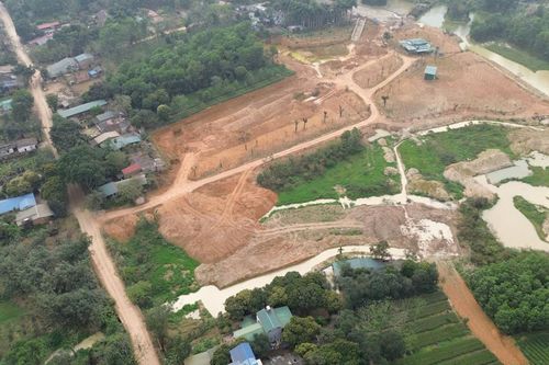 Đào múc hàng nghìn m2 đất để san lấp suối, xây tường bao nắn dòng chảy