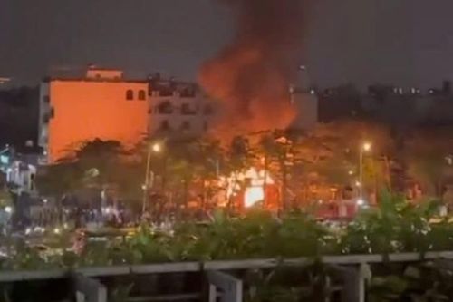 Cháy dữ dội một nhà hàng trên đường Cổ Linh, quận Long Biên