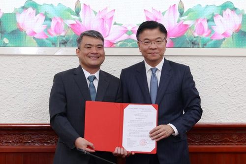 Phó Thủ tướng Lê Thành Long trao quyết định bổ nhiệm, giao nhiệm vụ cho tân Thứ trưởng Bộ Tư pháp