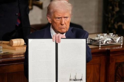 VOA và các đài quốc tế Mỹ rơi vào khủng hoảng sau lệnh cắt giảm của ông Trump