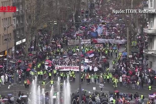 Hơn 100.000 người biểu tình chống Chính phủ tại Serbia