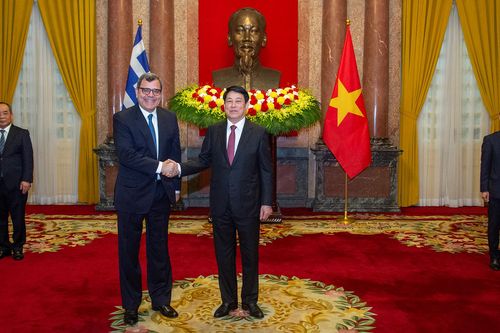Chủ tịch nước Lương Cường tiếp các Đại sứ đến trình Quốc thư