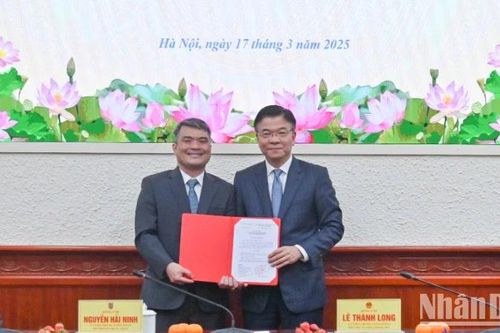 Phó Thủ tướng Lê Thành Long trao quyết định bổ nhiệm Thứ trưởng Tư pháp Nguyễn Thanh Tú