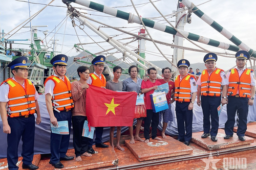 Giữ yên bình biển, đảo, đồng hành với ngư dân