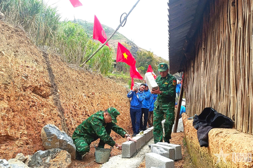 Xây những ngôi nhà hạnh phúc trao tặng người nghèo