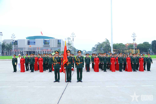 Đoàn đại biểu dự Đại hội Đảng bộ Trung tâm 186 báo công dâng Bác
