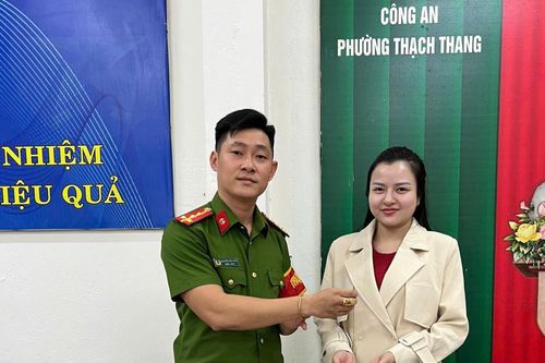 Đánh rơi dây chuyền vàng gần 80 triệu, người dân xúc động khi được công an phường mời lên nhận lại