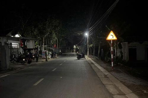 Đang đứng bên lề đường, cụ bà ở Thanh Hóa bị tông nhập viện
