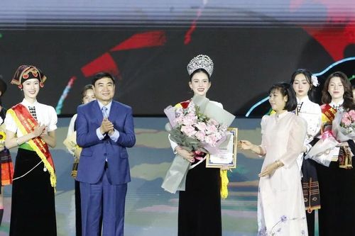 Phan Trần Linh Đan đăng quang Người đẹp Hoa ban Điện Biên 2025