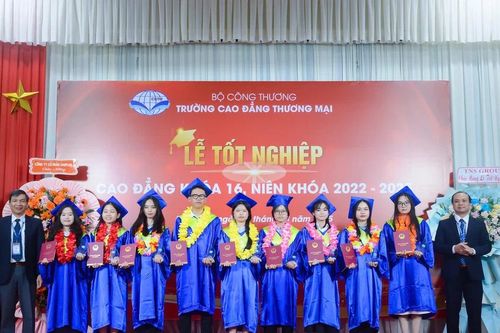 Sinh viên Trường CĐ Thương mại Đà Nẵng được kết nối tuyển dụng sau lễ tốt nghiệp