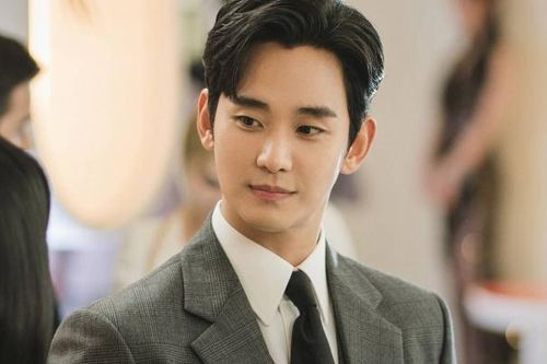 Gia đình Kim Sae-ron yêu cầu Kim Soo-hyun xin lỗi và cáo buộc hẹn hò với người vị thành niên