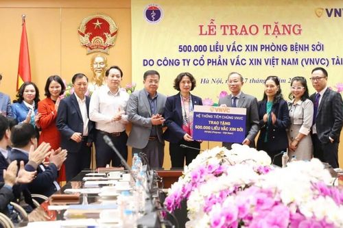 VNVC trao tặng 500.000 liều vắc xin phòng bệnh sởi tới Bộ Y tế
