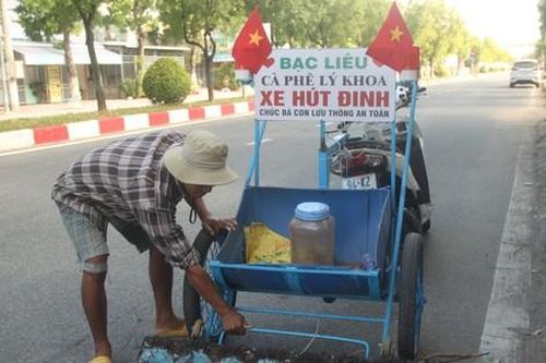 Những người thầm lặng hút đinh trên đường