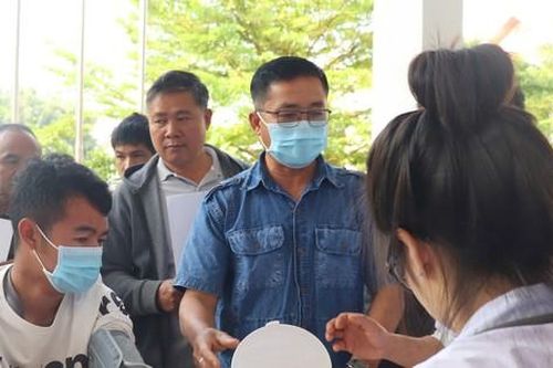 Thầy thuốc trẻ Việt Nam khám bệnh, phát thuốc miễn phí cho người dân Lào