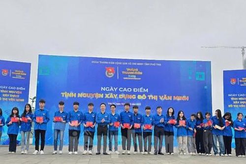 Thanh niên Phú Thọ tham gia đợt cao điểm xây dựng đô thị văn minh