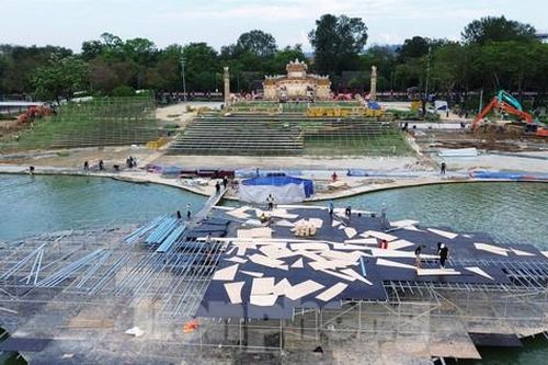 Nhìn gần sân khấu bán thực cảnh hàng chục tỷ lần đầu xuất hiện ven sông Hương