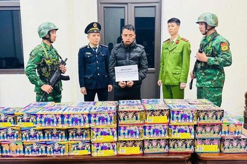 Cất giấu 84kg pháo nổ trong két nước xe đầu kéo để đưa qua biên giới