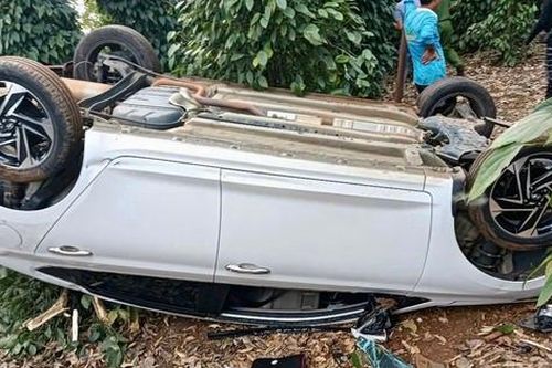 Ô tô va trụ tiêu rồi lật nhào khi bị truy đuổi, một người trọng thương