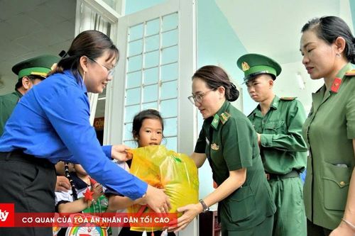 Người phụ nữ mang quân hàm xanh