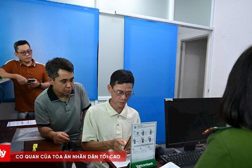 Người dân TP.HCM phấn khởi trong ngày đầu Công an phường, xã cấp, đổi GPLX