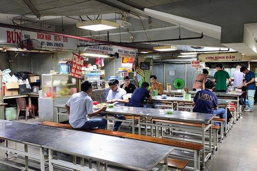 Khách Nhật thăm chợ 'dưới lòng đất' ở Hà Nội, khen đáng tới trải nghiệm