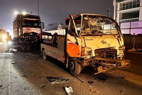 Xe cứu hộ đang cứu xe khác thì bị tông 'dính chùm' ở Hà Nội