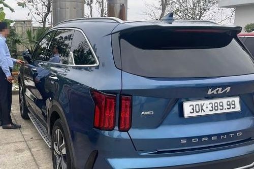 Tài xế ô tô đưa ra lý do 'khó tin' khi lắp biển giả đi trên cao tốc